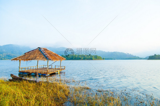 河边风景优美湖别墅的缘假期早上度在高山后面的日出图片