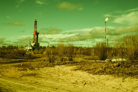 勘探建造棕褐色俄罗斯西伯利亚图纳德形象景观在一个石油田日尼钻井机俄罗斯西伯利亚州初春工业地貌的早俄罗斯西伯利亚部托恩德肖像Lan图片
