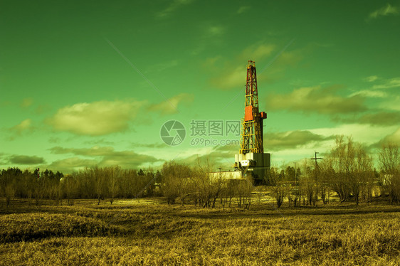 气体管道俄罗斯西伯利亚图纳德形象景观在一个石油田日尼钻井机俄罗斯西伯利亚州初春工业地貌的早俄罗斯西伯利亚部托恩德肖像Landsc图片