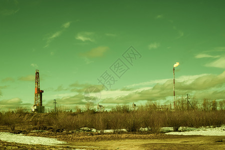 机器工业的气体俄罗斯西伯利亚图纳德形象景观在一个石油田日尼钻井机俄罗斯西伯利亚州初春工业地貌的早俄罗斯西伯利亚部托恩德肖像Lan图片