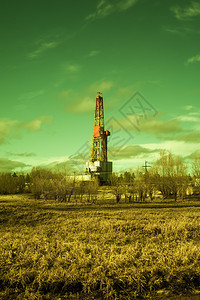 天场地俄罗斯西伯利亚图纳德形象景观在一个石油田日尼钻井机俄罗斯西伯利亚州初春工业地貌的早俄罗斯西伯利亚部托恩德肖像Landsca图片