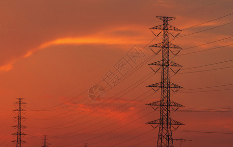 夜间高压电杆和输线路日落力和能源节日落发电的线塔在配站安装高压网塔配有缆危险行业变压器图片