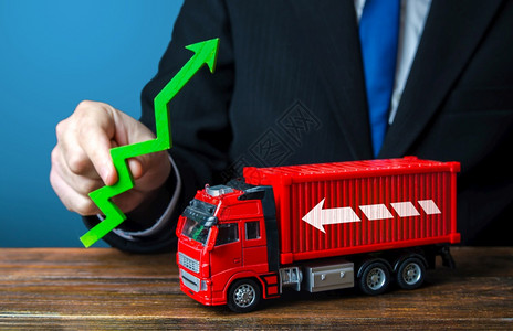 成本减少商人持绿色箭头卡车生产增长进口出集装箱短缺的结束危机运输通货膨胀高航运费率物价上涨交通增加货图片