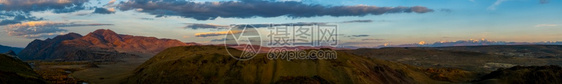 秋天的阿尔泰山和丘陵全景照片秋天的阿尔泰山和丘陵全景照片蓝色的草地颜图片