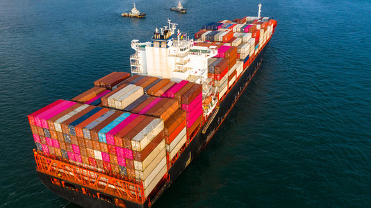 船厂在进口出业务物流和集装箱船舶在公海上国际运输方面载集装箱的船空中观视集装箱船在进出口业务中的国际运输起重机贸易图片