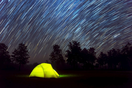 夜空银河下发光的绿色帐篷图片