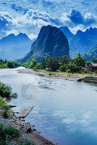 旅游南松江和河岸上一个老村庄的风景华丽石灰岩山脉和背景中的蓝云北老挝农村景象自然旅行图片