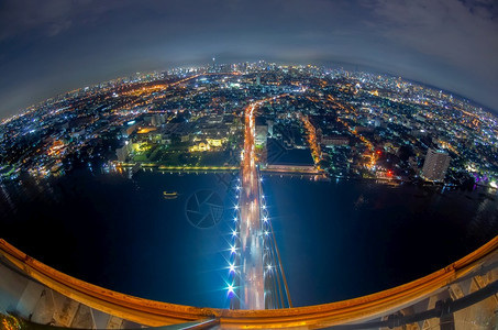 镇地标夜晚拉马8号大桥的顶端景色是泰国最著名的桥梁之一横跨拉马第八桥黄昏时的ChaoPhraya河图片