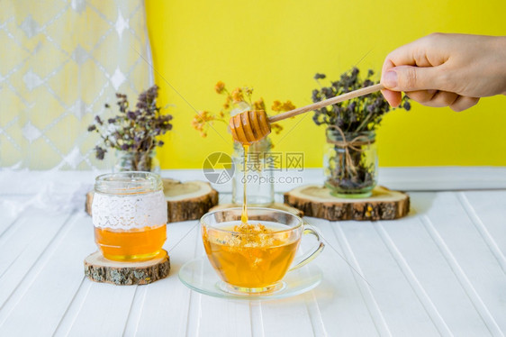 林地氟化烃草药茶高角度的视文字空间白桌林顿氟化烃高角度的视花序饮料图片