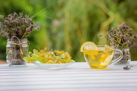 绿色林地氟化烃草药茶高角度的视文字空间白桌林顿氟化烃高角度的视柠檬饮料图片