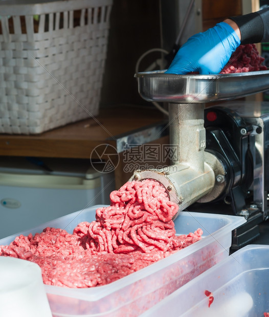 将肉重新放入机器的手研磨和床它能把肉放回机器里牛行动烹饪图片