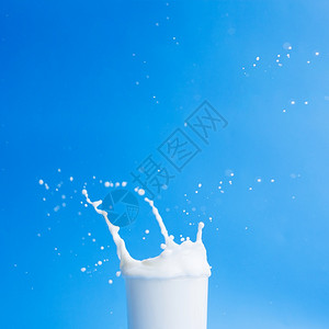 钙倒牛奶玻璃分辨率和高品质美丽照片倒牛奶玻璃高品质和分辨率美丽照片概念喷新鲜的图片