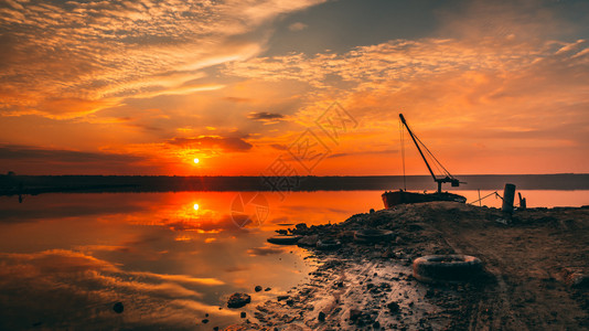 夏季日落时湖和旧船的全景日落时盐湖的全景日落时木制的户外变暖图片