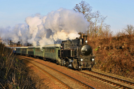 特别发射捷克旧蒸汽列车前往和在捷克共国各地旅行的老式蒸汽列车Specially柴油机强的绿色图片