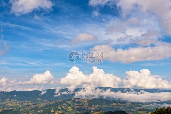 农场在泰国北部清莱省有山坡耕种高脉上方是美丽的云风和蓝天空北泰国清莱省明亮的农业图片