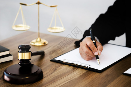 司法官在审判室处理法律文件时使用师的手法诉讼在职平衡图片