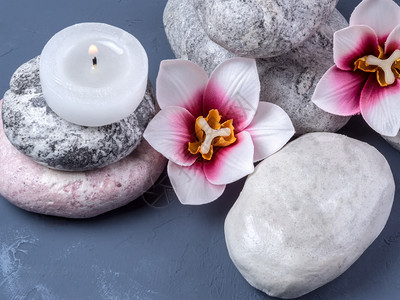 关心由石头鲜花和燃烧的蜡烛和石块组成的斯帕Spa新鲜的开花图片
