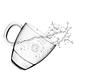 一杯水和溅在白色背景上生态纯化湿的图片