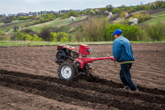 中耕机环境农民和小型用设备在田地使耕种器和小型农用设备户外图片