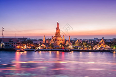 城市朝普拉亚宗教泰国Bangkok的Watrun夜间观光寺图片