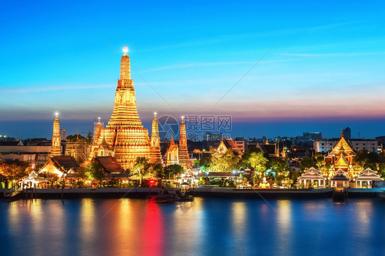 假期城市泰国Bangkok的Watrun夜间观光寺旅行图片