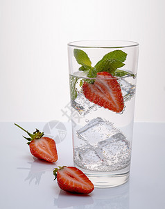 食物健康含柠檬和薄荷的草莓水含冷冻在冰块中的水果矿物透明图片