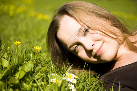 休闲的妇女在草地之春休息阿法纳西耶娃自然图片