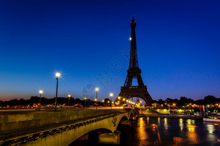 Eiffel铁塔和法国巴黎明大桥象征罾电的图片