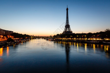 街道Eiffel铁塔和法国巴黎明大桥象征电的图片
