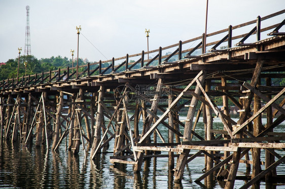 建造小路横跨木林河大桥的横跨第二座大桥SangklaburiKanchanaburi乡村的图片