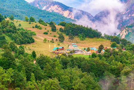 颜色镇美丽黑山区小村庄上空的雾山中图片