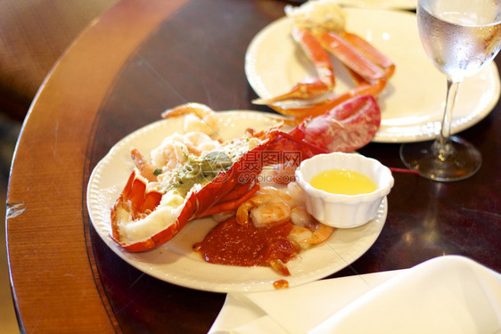 拼盘白饭什锦的烤混合海鲜加龙虾平静鱼蓝面圈和大虾图片