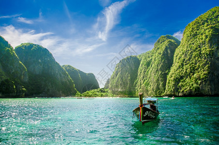 水灯热带Mayay湾绿水中的泰国长尾船人们图片