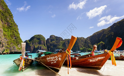 文化美丽Mayay湾绿水中的泰国长尾船洛伊图片