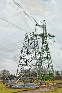建造一座新的高压电源输塔与老并建在旧旁燃料架通讯图片