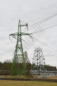 活力工程框架建造一座新的高压电源输塔与老并建在旧旁图片