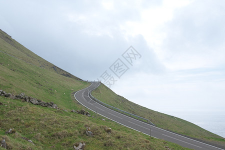 美丽的柏油路在山地背景公路上旅行色彩多的旅行背景法罗群岛瓦加尔法罗群光辉的卡片主场景华丽的瓦加岛之情法罗群万众瞩目的画像福罗群岛图片