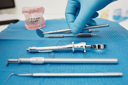 手术医生牙齿科护理的金属医疗设备工具背景