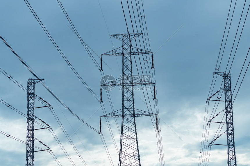 分发美丽的高压电塔和线反对蓝天云彩电塔底视图带缆的高压网塔上的输线路金属丝图片
