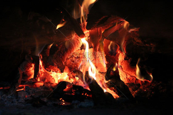 火炉中燃烧的木柴农村烤箱中的木柴燃烧壁炉中的木柴特写火和焰炽烈橙自然图片