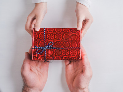 双手递上礼物图片