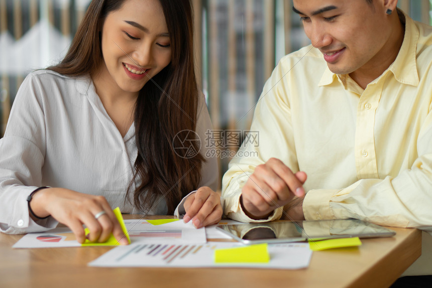 银行业税在计算收入和开支之后幸福的亚洲夫妇在计算收入和开支后微笑因为其从投资中获得利润家庭投资规划和财政概念用于家庭投资规划和财图片