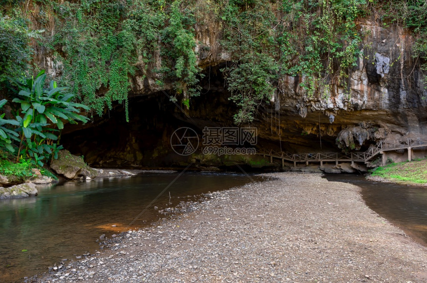 山洞里面的墙有水流过洞穴它在泰国MeeHongSonUnseen泰国旅游者中很受欢迎ThamLod洞穴是泰国ThamLod洞穴中图片