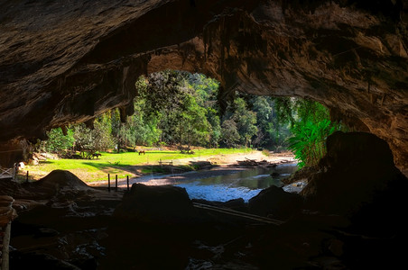 旅行结石山洞里面的墙有水流过洞穴它在泰国MeeHongSonUnseen泰国旅游者中很受欢迎ThamLod洞穴是泰国ThamLo图片
