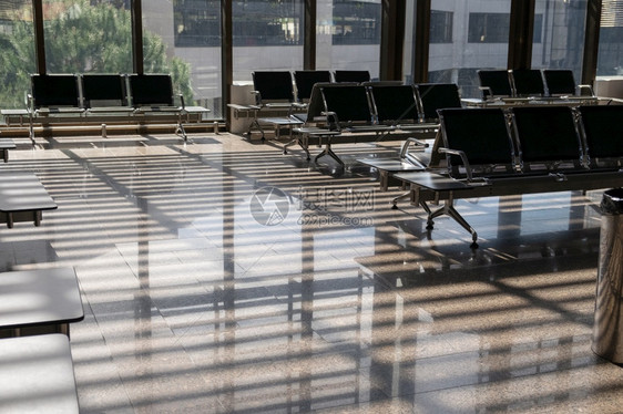 离开航班在阳光明日的机场或火车站空候厅或火站旅游概念检疫隔离运输公司损失影响危机横向复制空间等项目玻璃图片