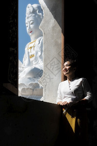 阳光身着泰国北部礼服的美丽年轻女子在清莱省概念旅行Thailand北岸怀普拉功寺GuanyinBodhisattvaHuaiPl图片