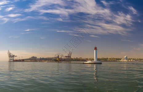 路线Odessa港口入处的灯塔乌克兰Odessa港海阳光明媚的夏季日乌克兰海门沃龙佐夫月光屋乌克兰敖德萨港天黑色的图片