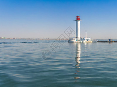 海岸户外Odessa港口入处的灯塔乌克兰Odessa港海阳光明媚的夏季日乌克兰海门沃龙佐夫月光屋乌克兰敖德萨港船图片