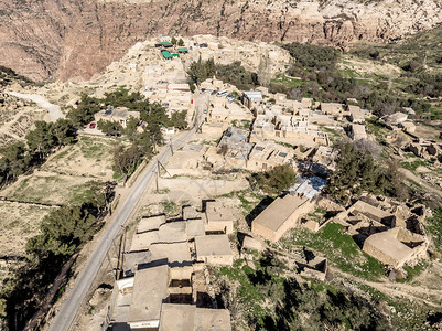 中间阳台多岩石的在约旦Dana生物圈保留地边缘的Dana村及其周围地带用无人驾驶飞机进行的空中观察6图片