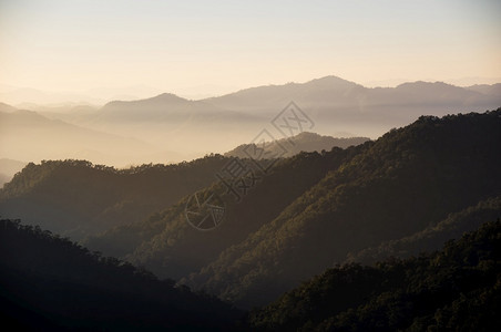 美丽的日出天空和山上云与雾星泰国清迈的DoiInthanon公园主路泰国山和日出季节爬坡道老的图片